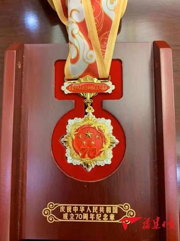 您是國(guó)家功臣！您是社會(huì)楷模！省領(lǐng)導(dǎo)親自登門，送上珍貴紀(jì)念章