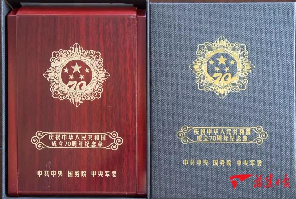 您是國(guó)家功臣！您是社會(huì)楷模！省領(lǐng)導(dǎo)親自登門，送上珍貴紀(jì)念章