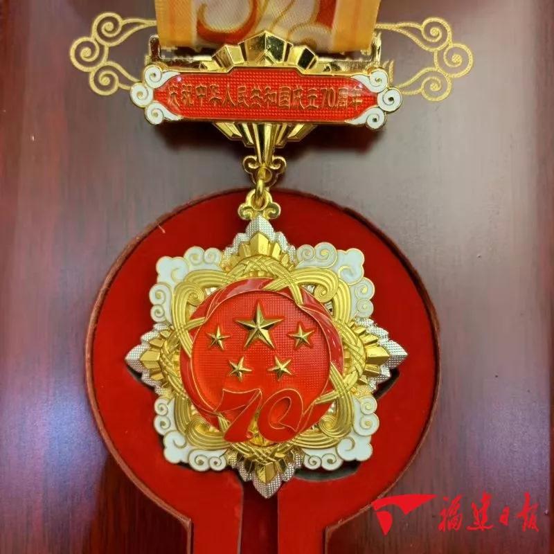 您是國(guó)家功臣！您是社會(huì)楷模！省領(lǐng)導(dǎo)親自登門，送上珍貴紀(jì)念章