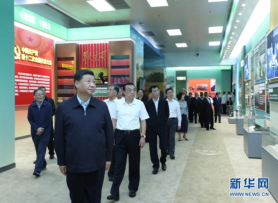 習(xí)近平在參觀“偉大歷程 輝煌成就