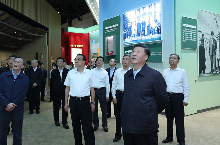 習(xí)近平在參觀“偉大歷程 輝煌成就