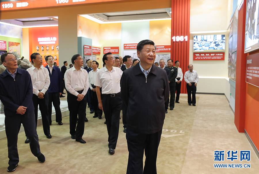 習(xí)近平在參觀“偉大歷程 輝煌成就