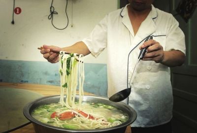 煮杠面必須選取最新鮮的排骨、大腸、螃蟹等食材加以熬制，煮出來的杠面才會(huì)更加鮮美