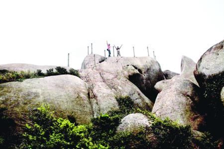 穿過(guò)山間的密洞，登頂體會(huì)一覽眾山小的暢快
