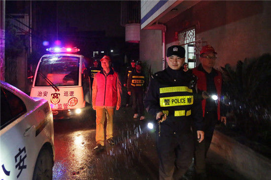 民警及志愿者進行夜間巡邏