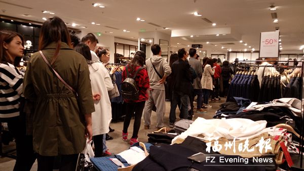 榕實(shí)體店“雙11”同步促銷　大批消費(fèi)者前去搶購(gòu)