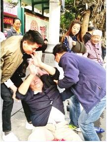 暖心一幕！多名熱心市民福州街頭爭扶起倒地老人