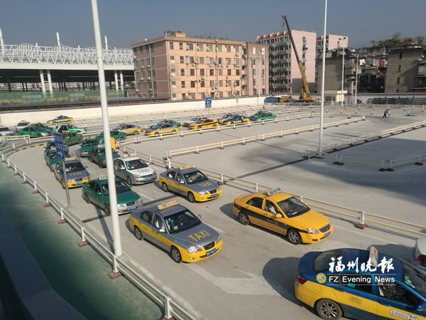 出租車新上客區(qū)啟用　火車站南廣場設(shè)多面指示牌
