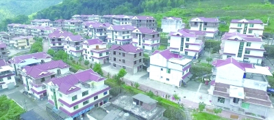 疏堵結(jié)合，規(guī)范農(nóng)村建房審批。