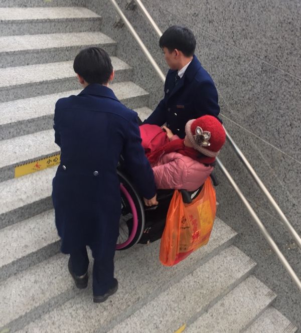 福州地鐵工作人員抬“輪椅老人”上階梯