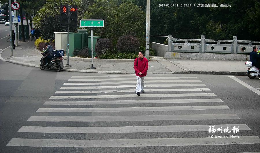 福州曝光20起行人非機(jī)動(dòng)車闖紅燈　20輛車濫用遠(yuǎn)光燈被抓拍