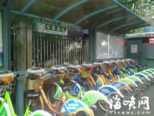 華屏路公共單車租賃點，早上上班高峰，前來取車的人并不多。