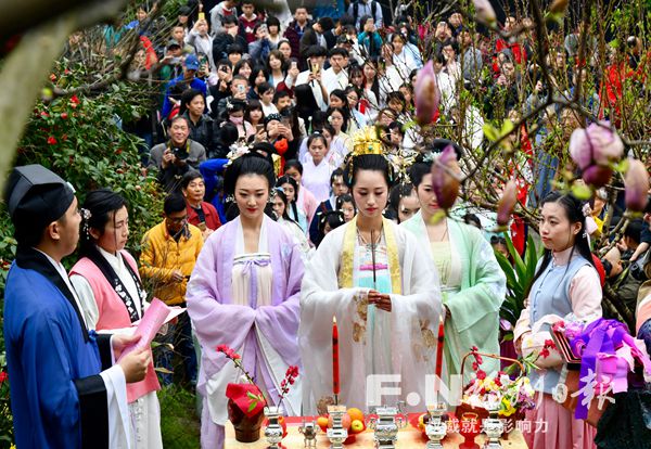 傳統(tǒng)花朝節(jié)再現(xiàn)　福州姑娘在烏山還原祭花神盛典 