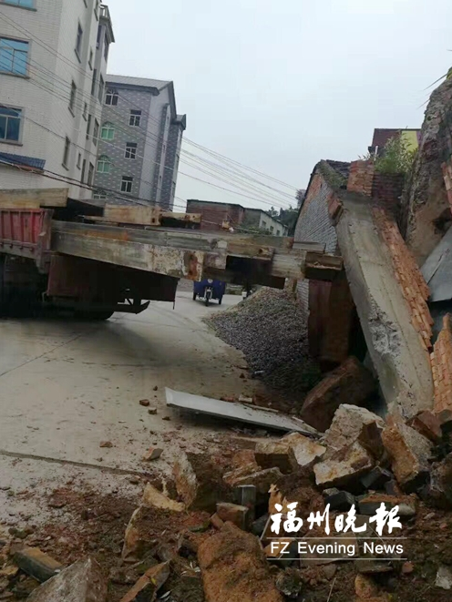 長樂撞塌一院墻后逃逸又撞到村民房子