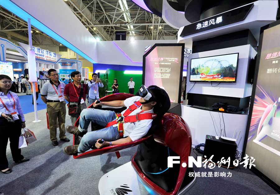 “6·18”展館盡吹VR風(fēng) 學(xué)車踢球都可用上VR技術(shù)