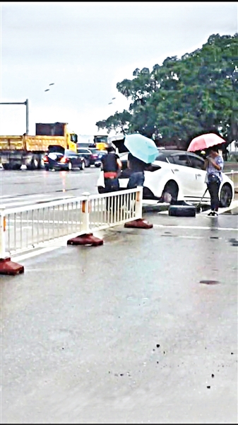 福州:烏龍江南大道坑洼 多輛車被坑爆胎