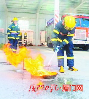 網(wǎng)傳可樂能滅火 廈消防親測:不實用操作難度較大