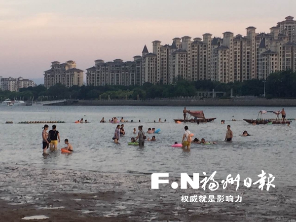 高溫引爆“親水”經(jīng)濟　水上樂園、天然泳場等受熱捧
