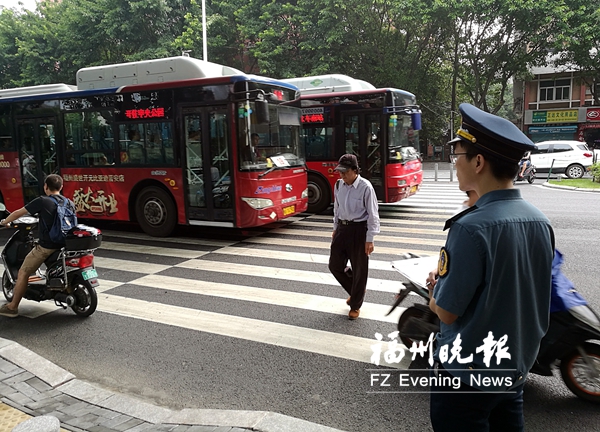 福州推進(jìn)公交車斑馬線禮讓　督察組守?zé)o探頭路口