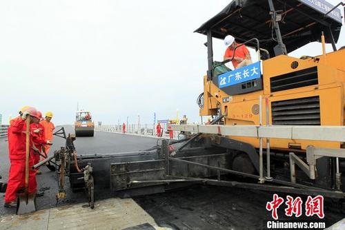 港珠澳大橋主體工程橋梁工程橋面鋪裝完成施工