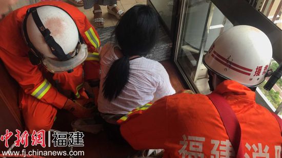 福州長樂一名跳樓女子被掛在17層防盜窗外面 ，消防緊急救援。