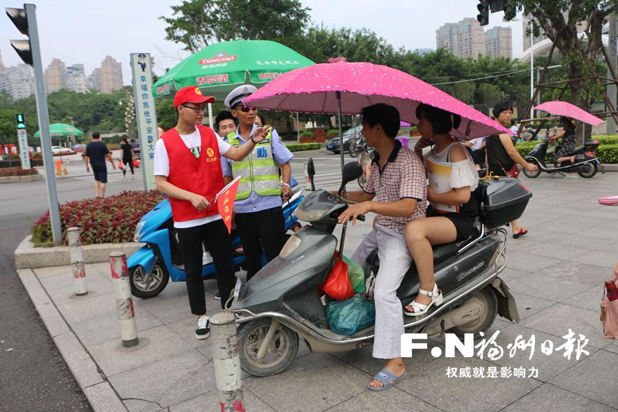 長樂街頭黨員志愿者成美麗風(fēng)景