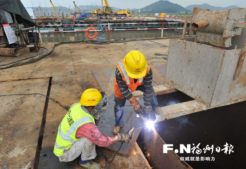 架橋梁掘隧道  長福高速建設(shè)緊鑼密鼓