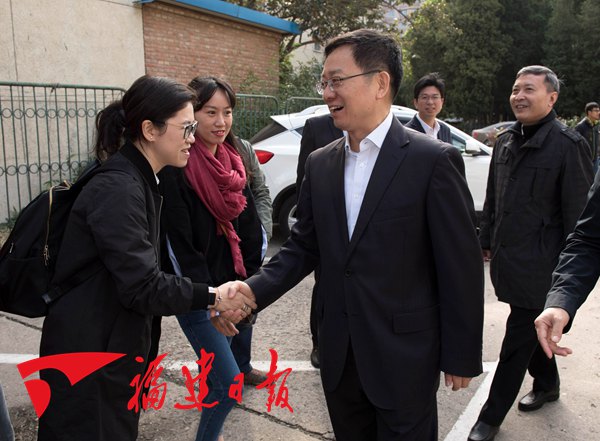省領導看望參加十九大報道的一線采編人員