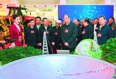 福建代表團(tuán)全體成員參觀“砥礪奮進(jìn)的五年”大型成就展