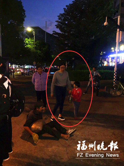 一大一小護送殘疾人過斑馬線  正能量視頻火爆網絡 