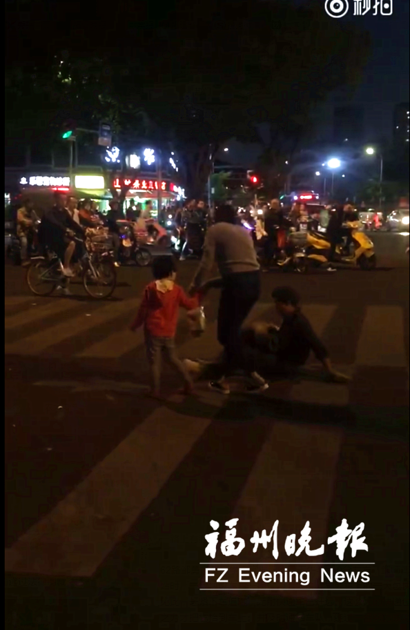 一大一小護送殘疾人過斑馬線  正能量視頻火爆網絡 