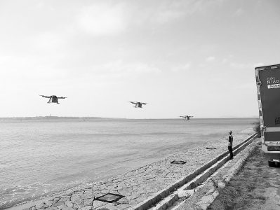 國(guó)內(nèi)首次無人機(jī)群組 跨海快遞飛行在莆田告成