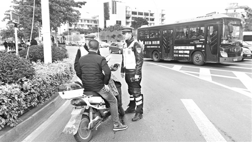 福州：電動(dòng)車闖機(jī)動(dòng)車道 違規(guī)頻繁