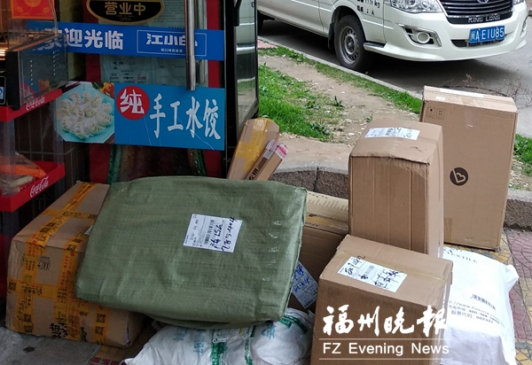 代收快遞成榕便利店“造血機(jī)”　售貨收件兩不誤  