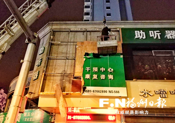 市城管支隊拆除96塊違章戶外廣告牌 維護宣傳秩序