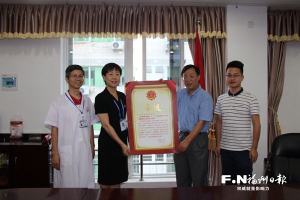 省總工會(huì)首次開展為勞模送喜報(bào)活動(dòng)