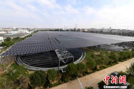 福建石獅：污水廠架設(shè)萬(wàn)余太陽(yáng)能電池板如“黑浪”