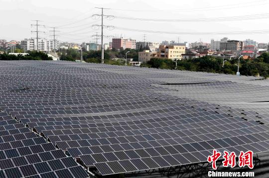 福建石獅：污水廠架設(shè)萬(wàn)余太陽(yáng)能電池板如“黑浪”