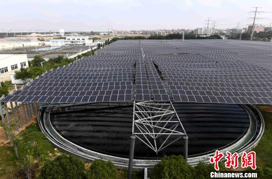 福建石獅：污水廠架設(shè)萬(wàn)余太陽(yáng)能電池板如“黑浪”