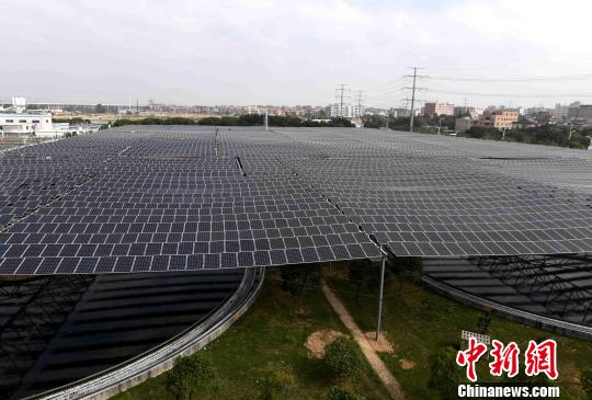 福建石獅：污水廠架設(shè)萬(wàn)余太陽(yáng)能電池板如“黑浪”