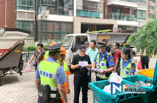 福州首例！垃圾未分類被拒收，城管配合開出整改令
