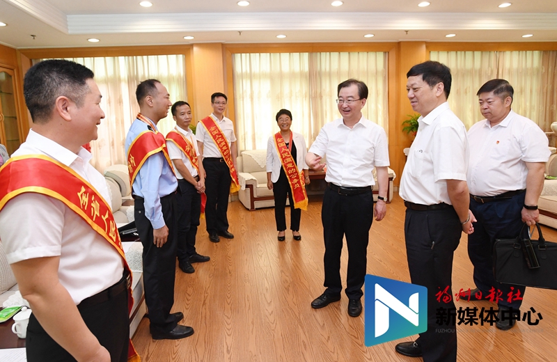 王寧尤猛軍與我市全國全省"人民滿意的公務(wù)員"和"人民滿意的公務(wù)員集體"代表座談
