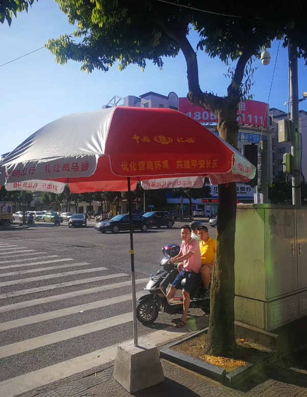“小紅傘”撐出文明風景線