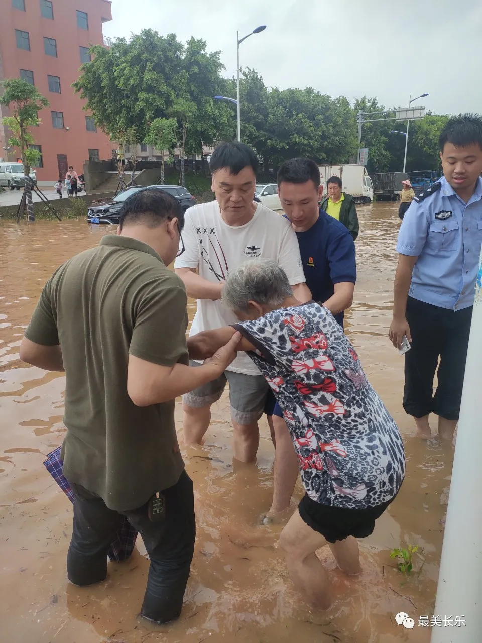 暴雨中，他們是最美的身影！