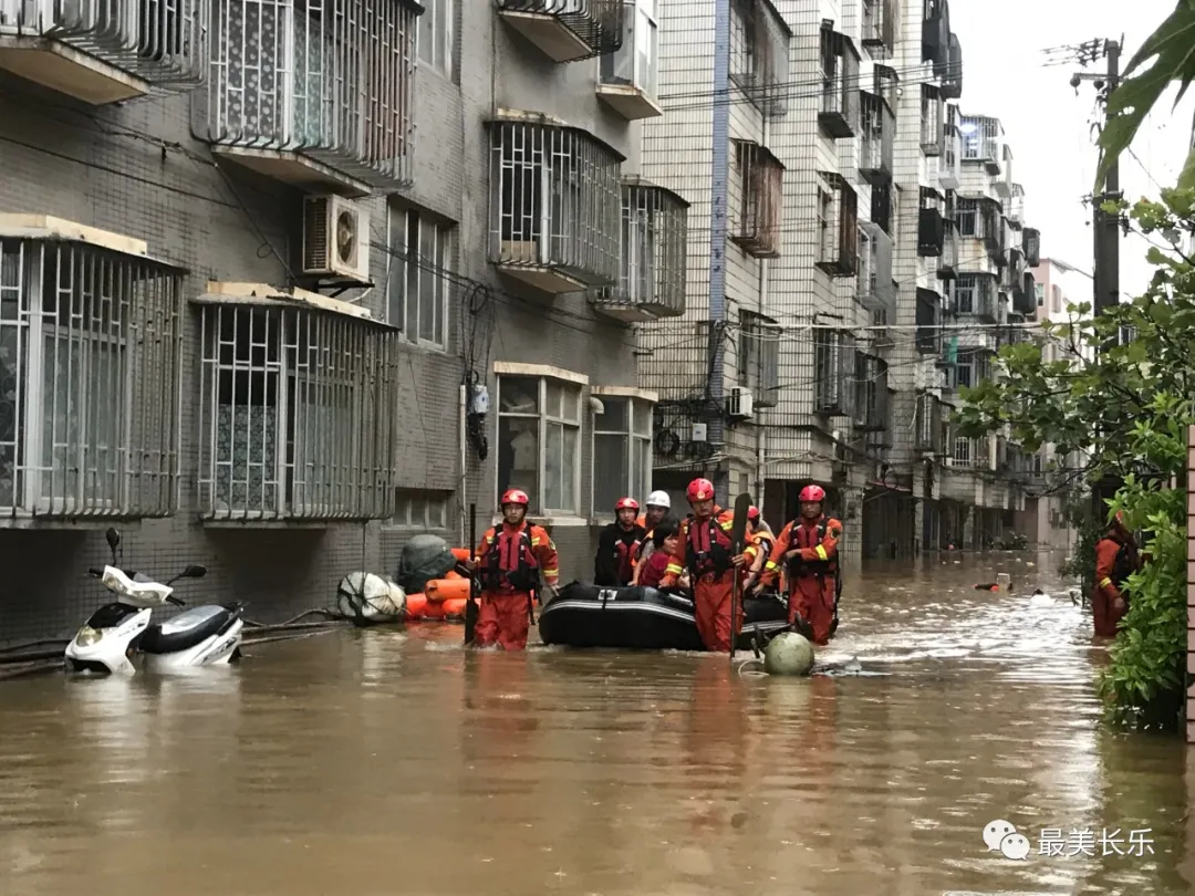 暴雨中，他們是最美的身影！