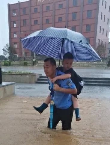 暴雨中，他們是最美的身影！