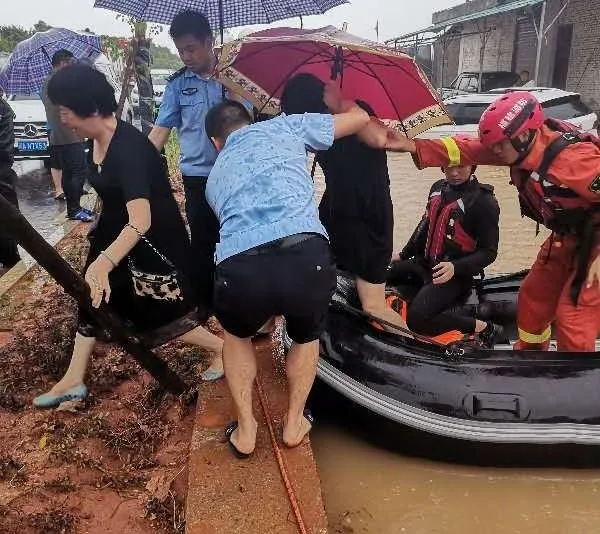 暴雨中，他們是最美的身影！