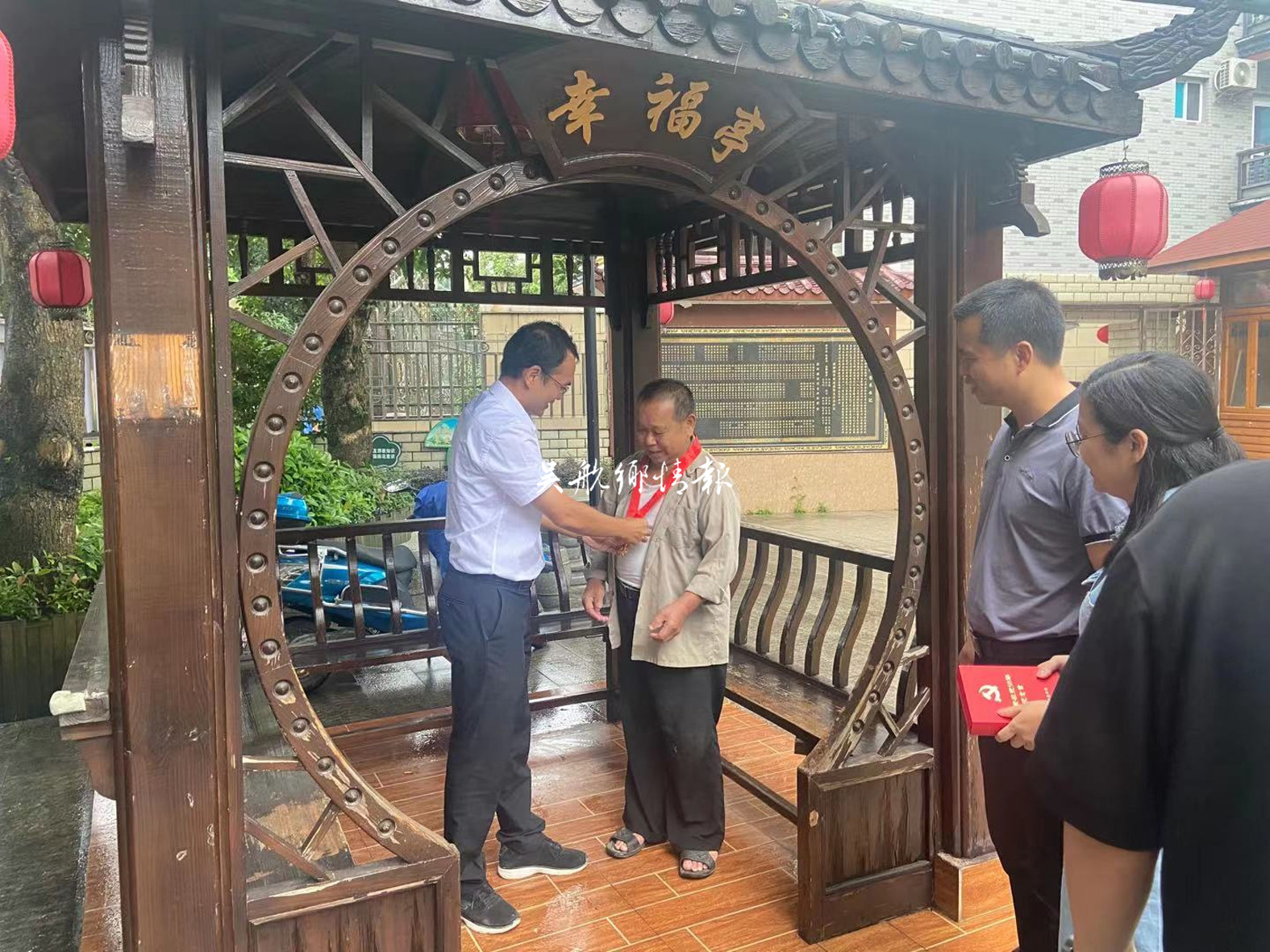 營前街道有關(guān)負(fù)責(zé)人帶隊赴長安村、湖里村為“光榮在黨50年”老黨員頒發(fā)紀(jì)念章