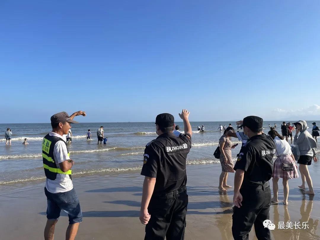 漳港街道搭建海岸“防護(hù)網(wǎng)” 22名安全員守護(hù)12公里海灘