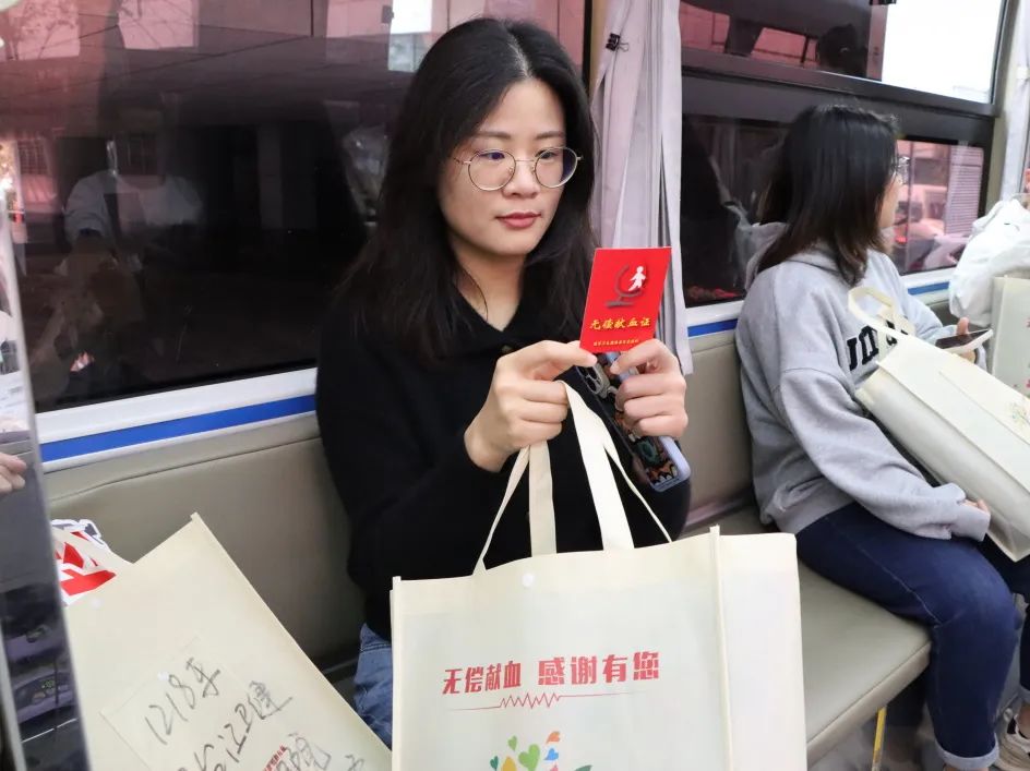 我為黨旗添光彩 無償獻血顯溫情